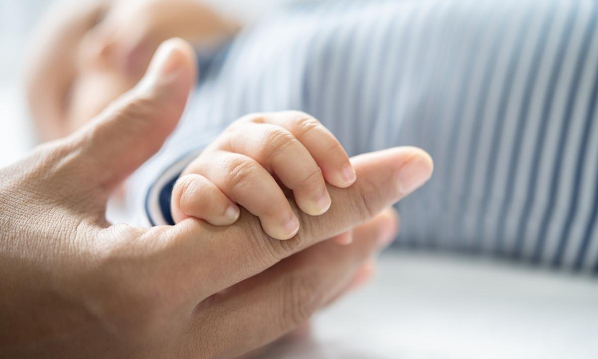 Menino de 2 anos é encontrado andando sozinho na rua de madrugada