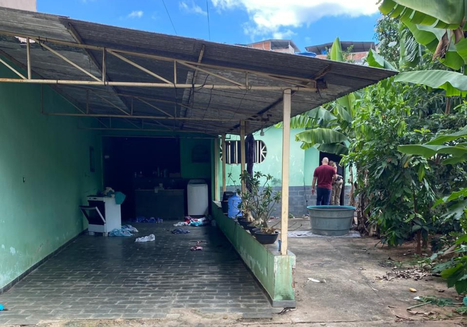 Mulher é encontrada morta com marcas de tiro e enforcamento em MG | G1