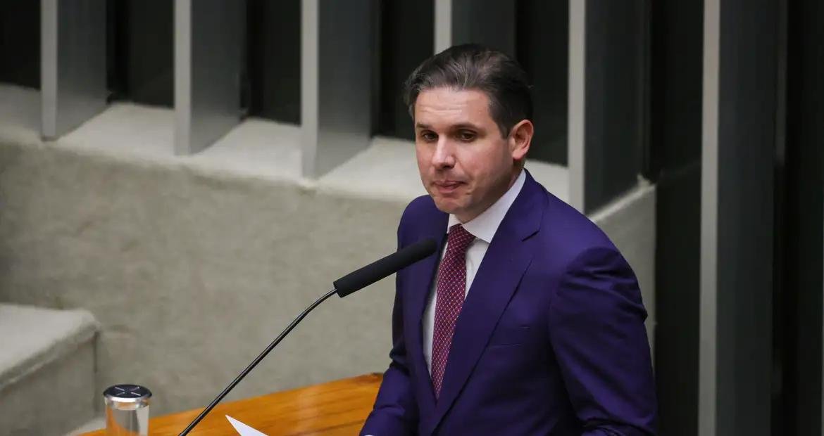 Hugo Motta promete avançar sobre escala 6x1 e trabalho por aplicativos