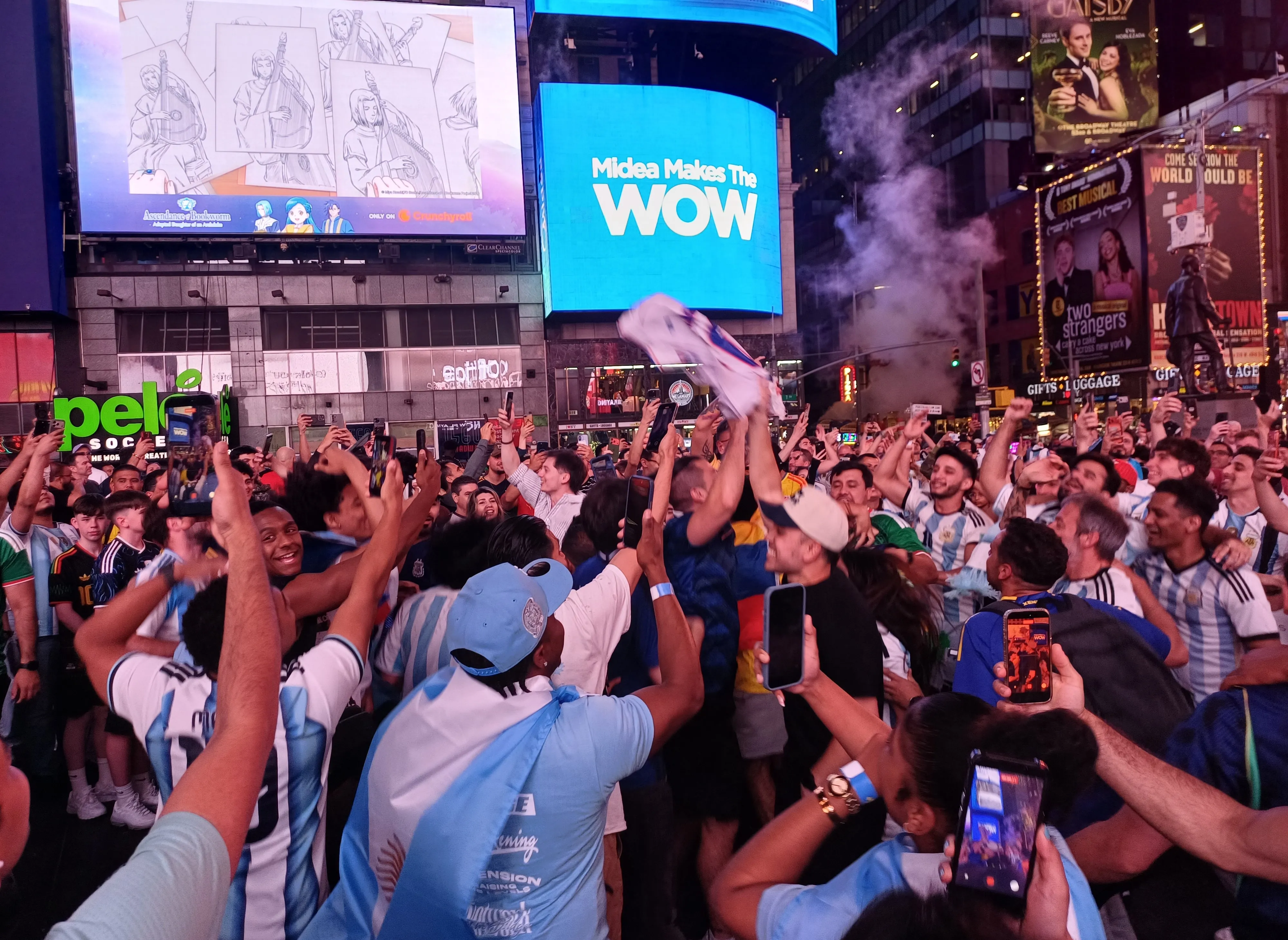 Festa da torcida da Argentina na Times Square tem exaltação a Messi e provocações ao Brasil
