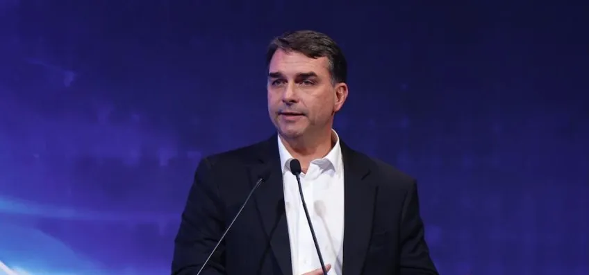 Flávio Bolsonaro diz que vai aos EUA contra nova tarifa