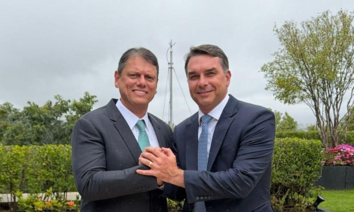 Tarcísio e Flávio fazem collab e prometem estar juntos nas eleições