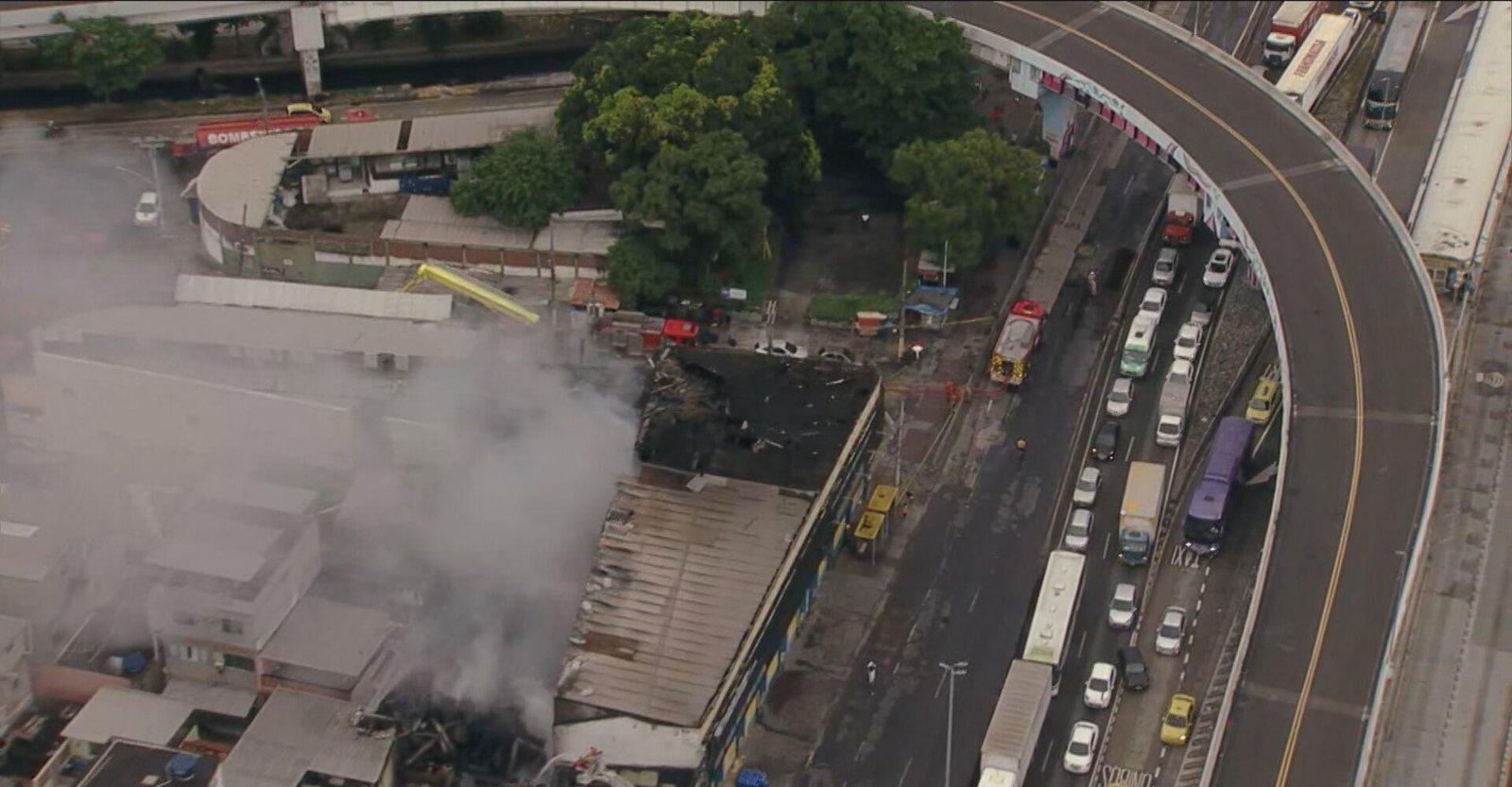 Bombeiros fazem trabalho de rescaldo de incêndio em Ramos | G1