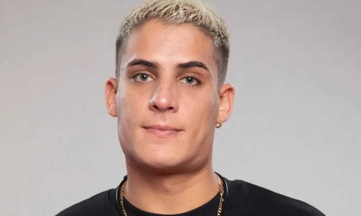 Tiago Ramos surta em live após mensagens no celular da namorada. Vídeo