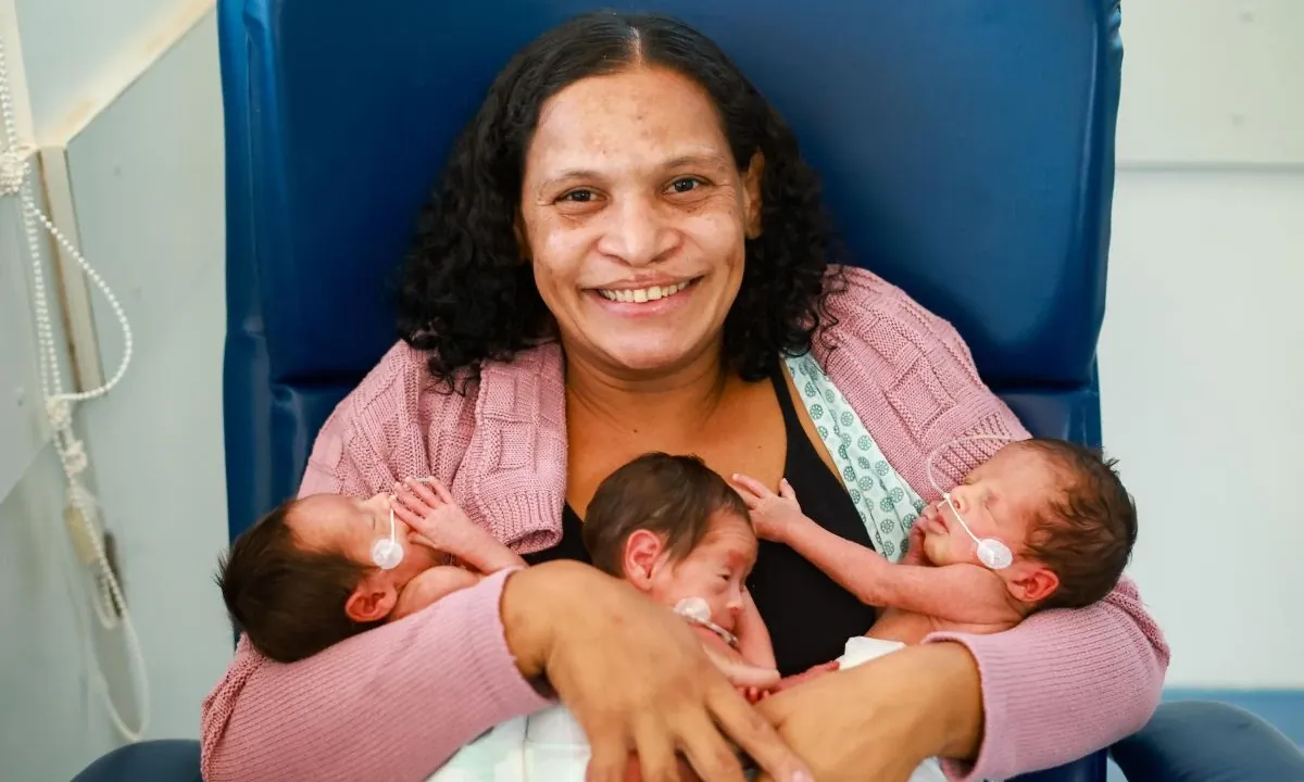 “Foi uma surpresa”, diz mãe que deu à luz trigêmeos aos 40 anos