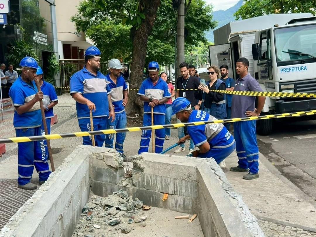 'Chafariz ou espelho d'água': construção irregular em calçada no Leblon é demolida