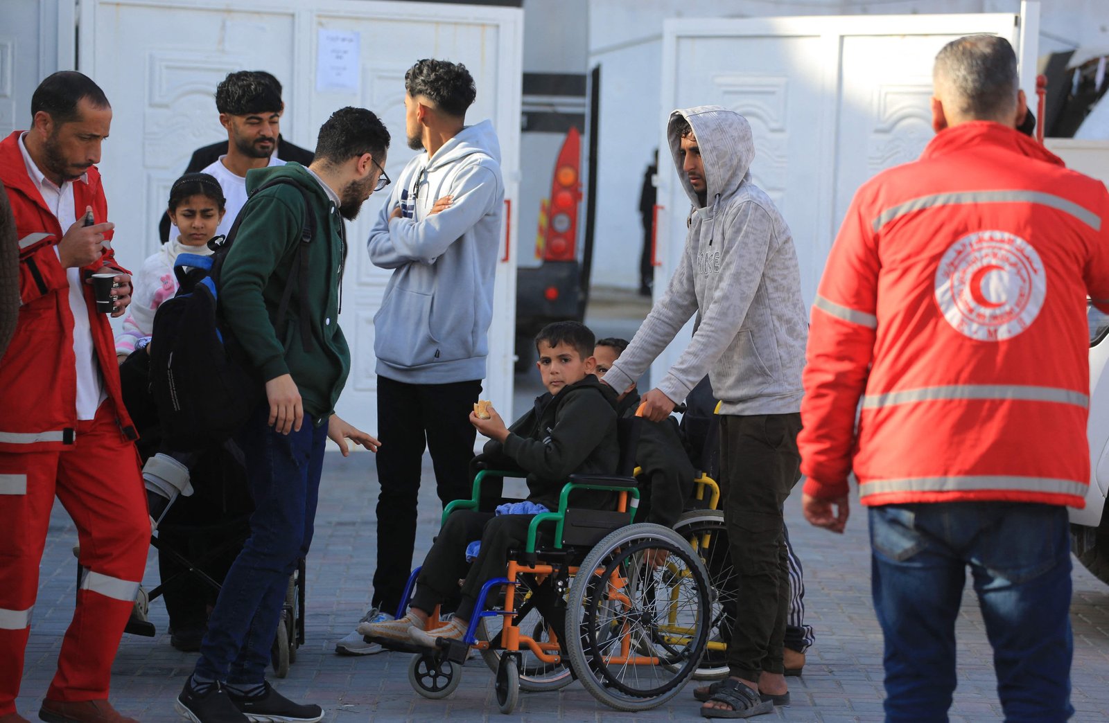 Palestinos cruzam fronteira em Rafah a conta-gotas, enquanto Israel formula reconstrução mesmo sem desarme do Hamas