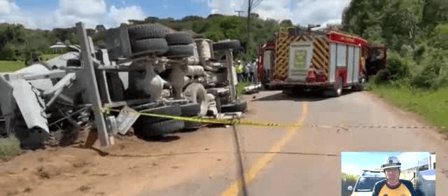 Motorista fica preso às ferragens após tombar caminhão em SJP