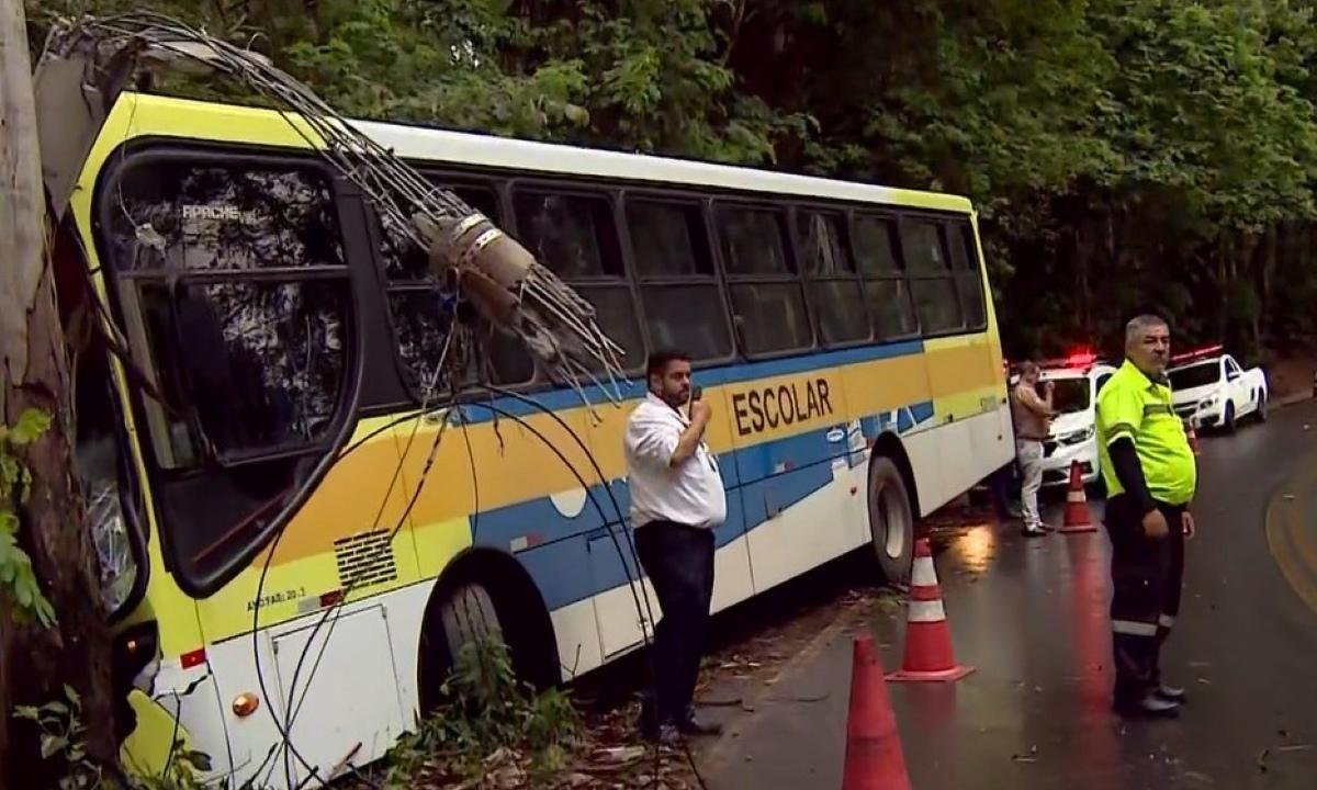 Ônibus escolar bate contra poste em estrada e deixa sete feridos