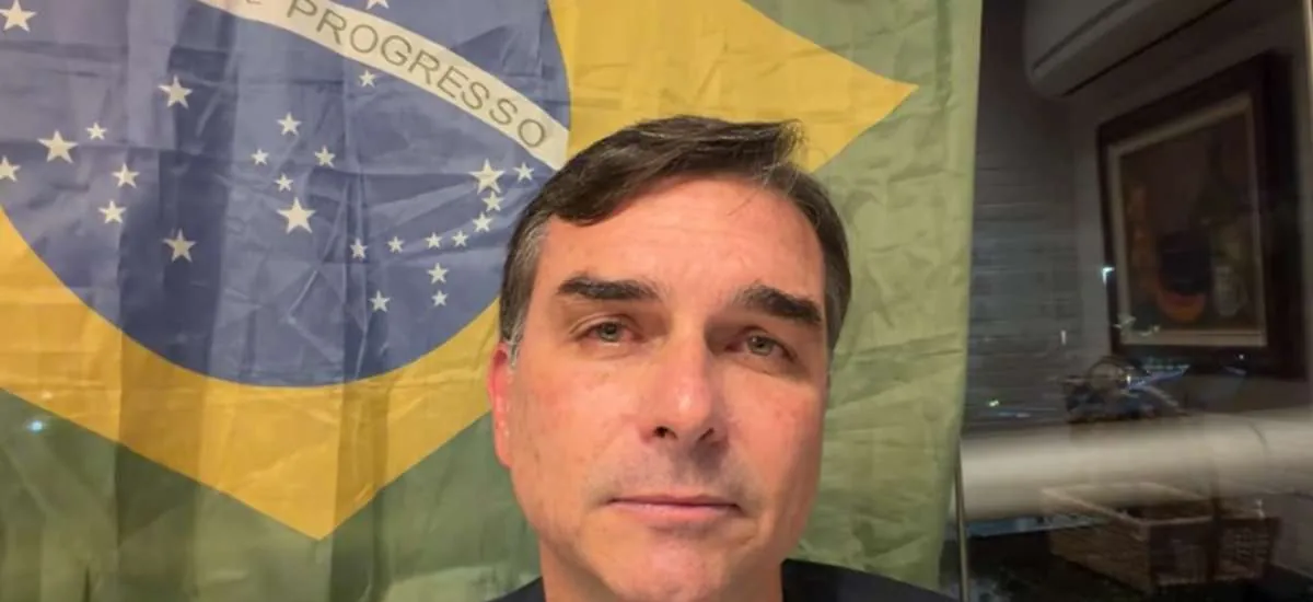 Sem provas, Flávio Bolsonaro acusa Moraes de tentar tirar prisão domiciliar de Jair Bolsonaro