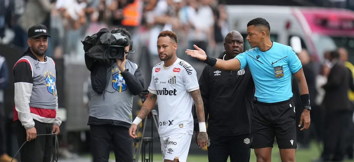 Árbitro culpa auxiliar técnico do Santos pela confusão em substituição errada de Neymar