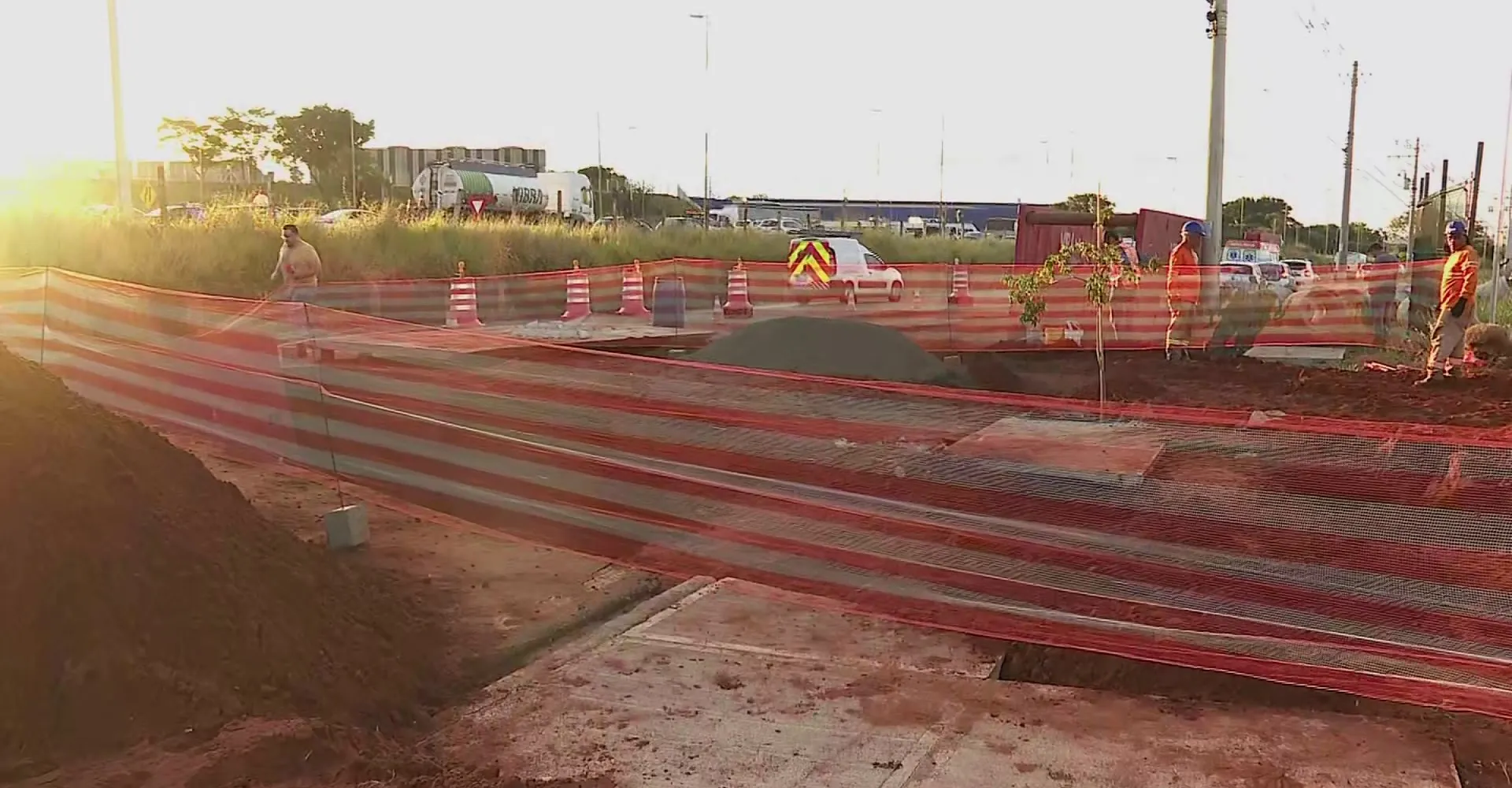 Operário é resgatado após ficar soterrado em obra às margens da Via Anhanguera em Ribeirão Preto