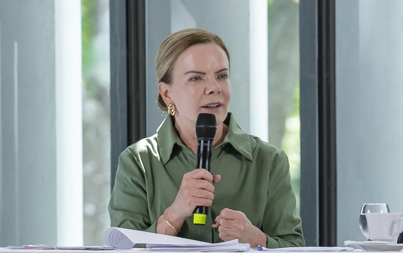 Gleisi se manifesta sobre ação que pede perda de patente de Bolsonaro