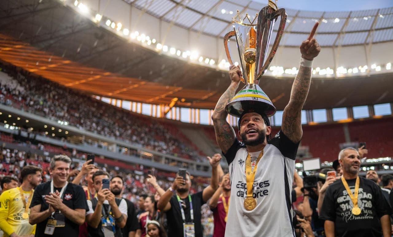 Memphis Depay e Yuri Alberto não vão a campo em treino no Corinthians