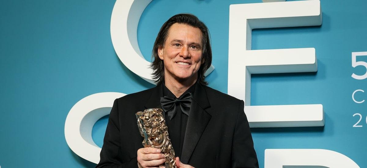 Jim Carrey se emociona ao receber homenagem em prêmio francês