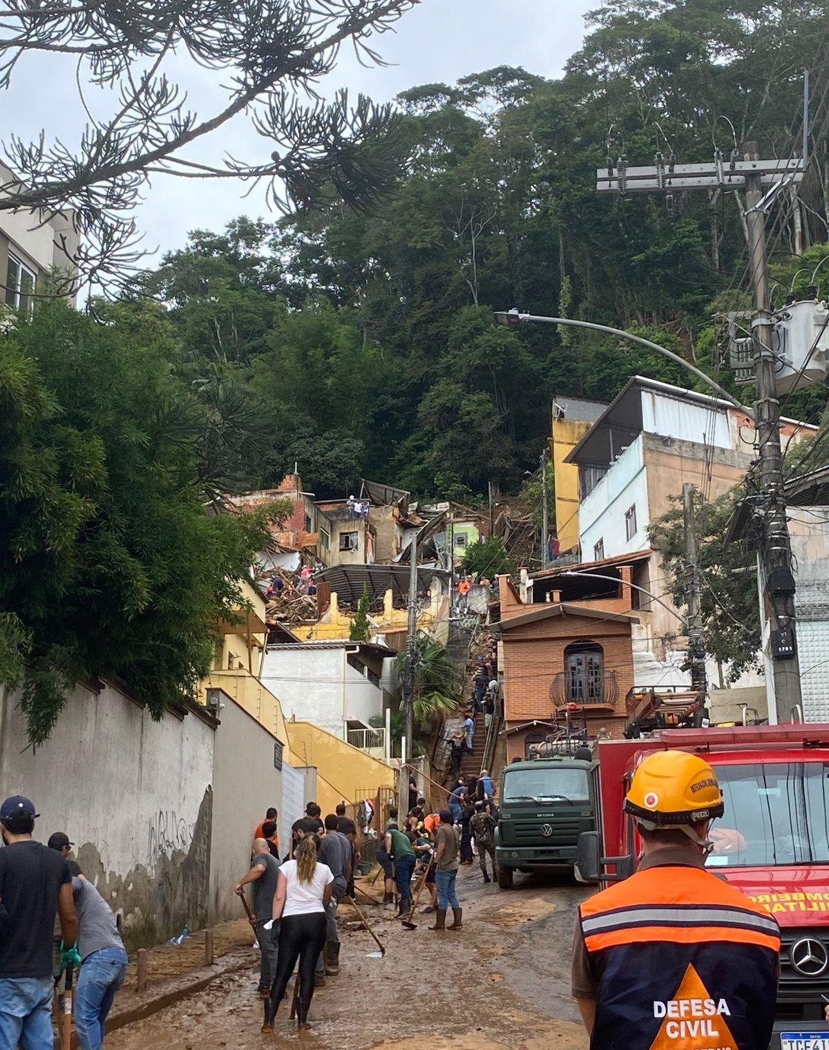 'Corrente de voluntários' auxilia bombeiros em busca por menino | G1