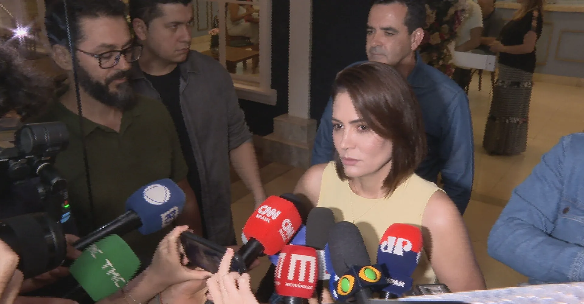Michelle não crava candidatura e diz que prioridade é cuidar de Bolsonaro: 'Presa com meu marido'