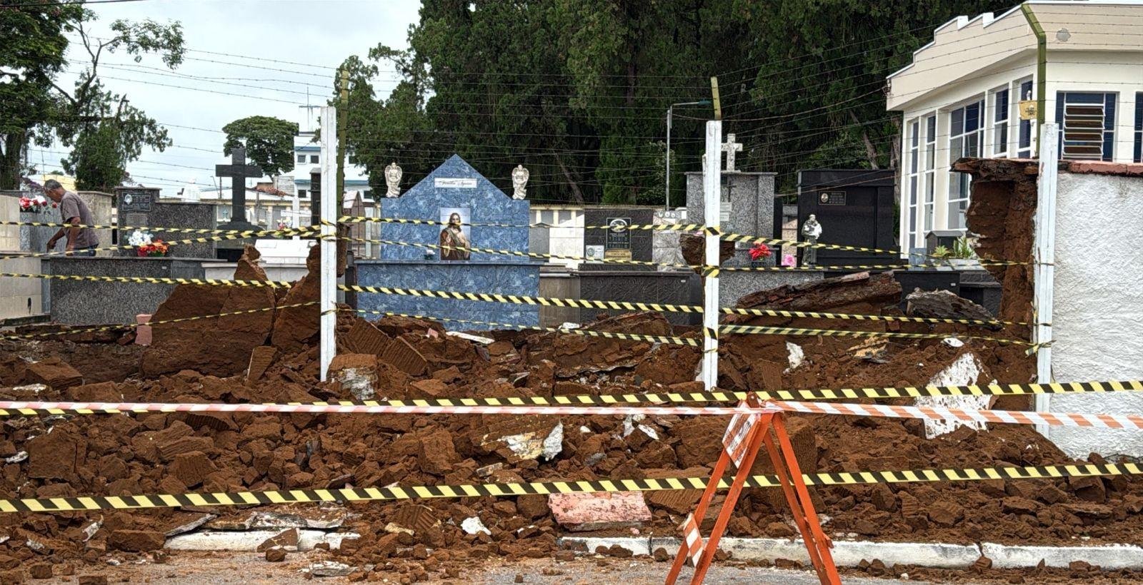 Muro do cemitério do Centro desaba sobre a calçada em São José | G1