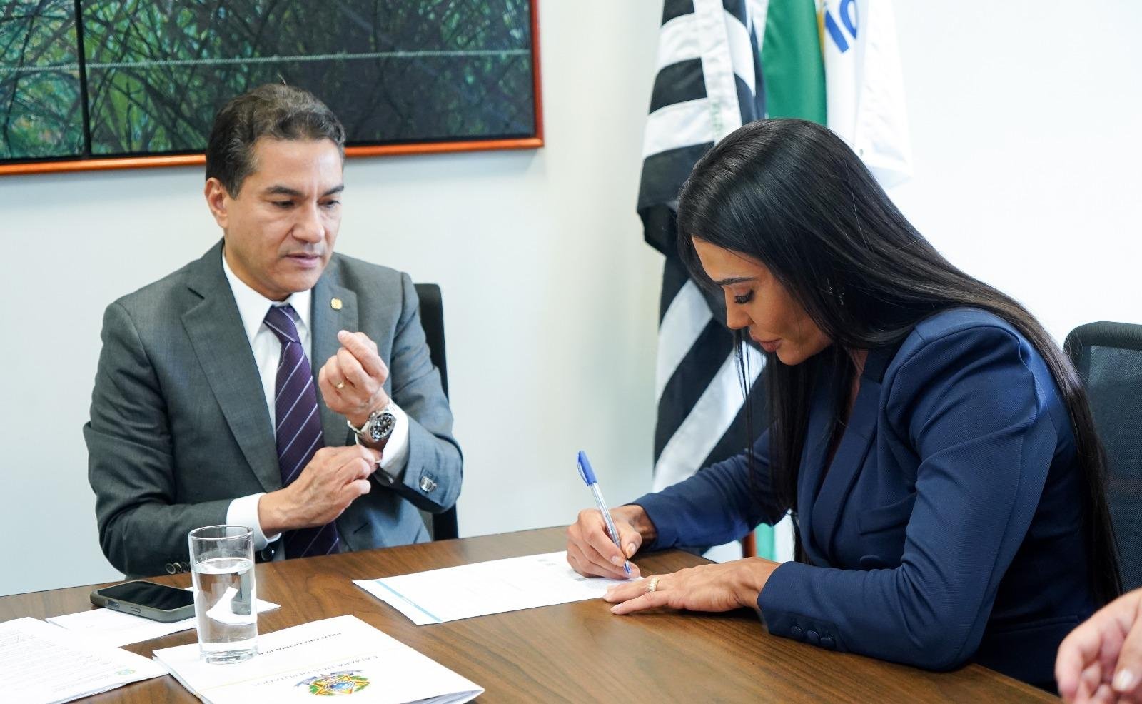 Caciques do Republicanos culpam "efeito Nikolas" por filiação de Gracyanne