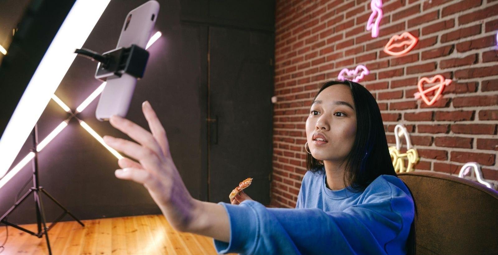 China aprova lei que exige diploma para influenciadores; entenda