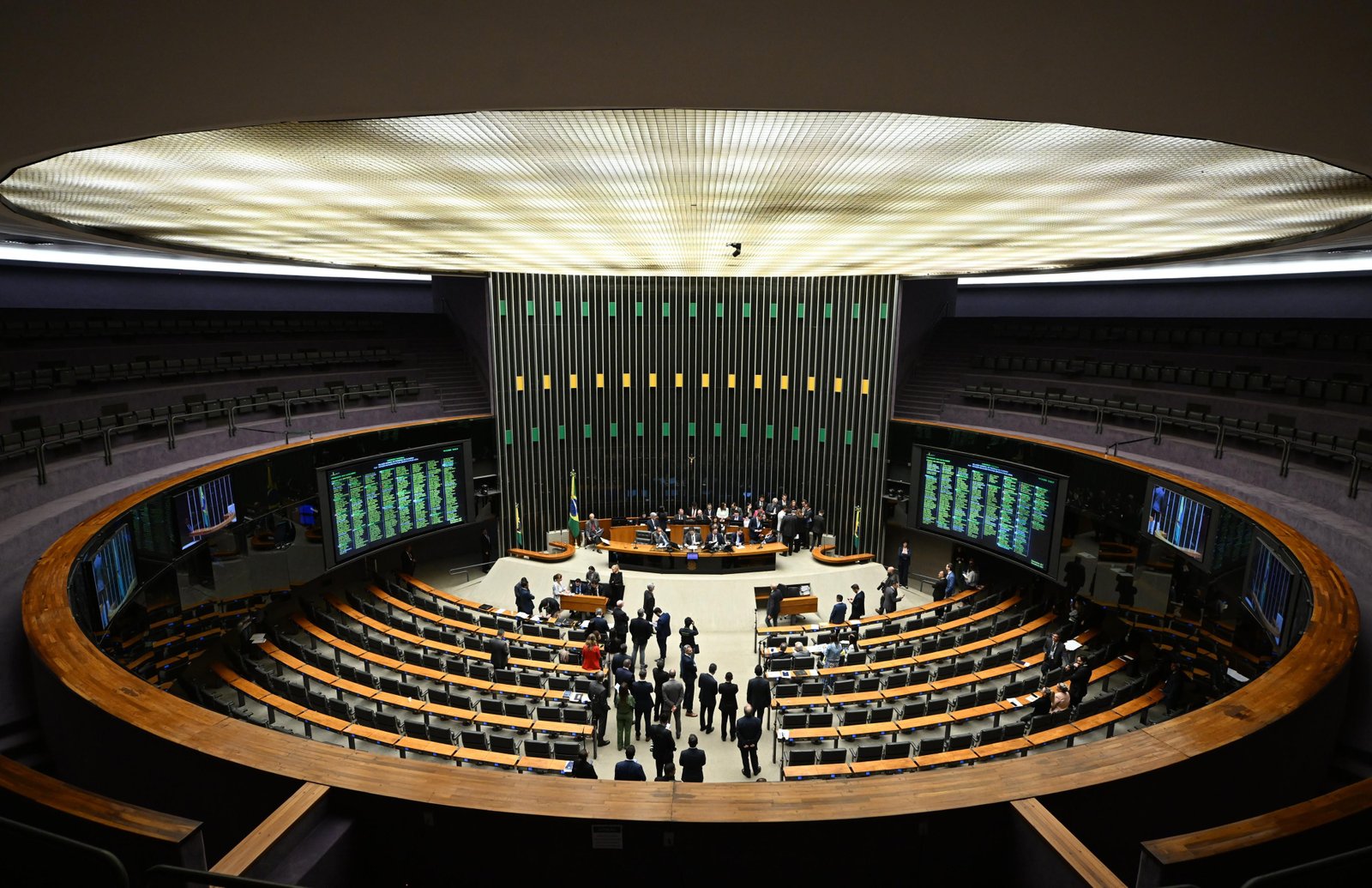 Câmara aprova pacote com reajustes para carreiras do Executivo e benefício que pode dobrar remuneração de servidores do Congresso