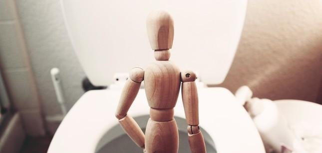 Entenda o que espuma e bolhas na urina podem indicar sobre a saúde dos rins