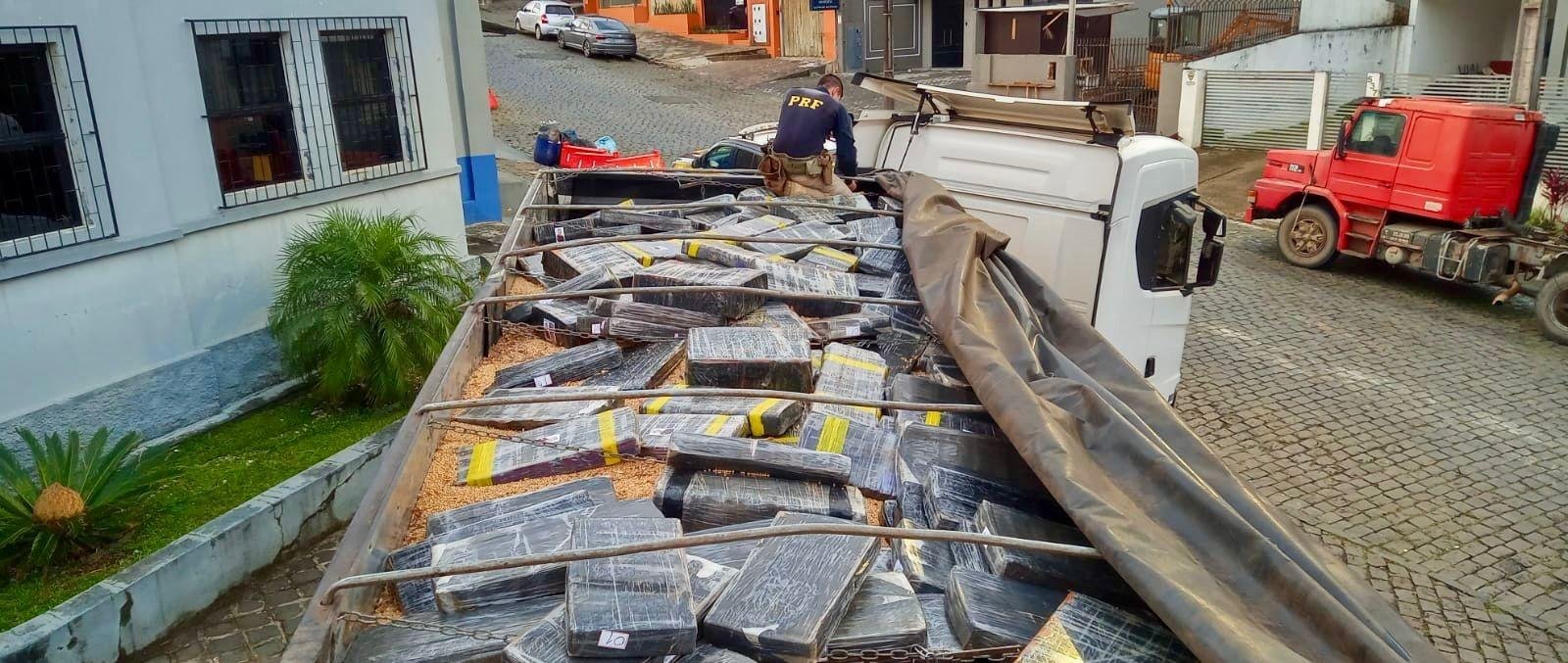 Caminhoneiro é abordado no PR, se contradiz ao explicar trajeto e PRF encontra mais de 1 tonelada de droga na carga | G1