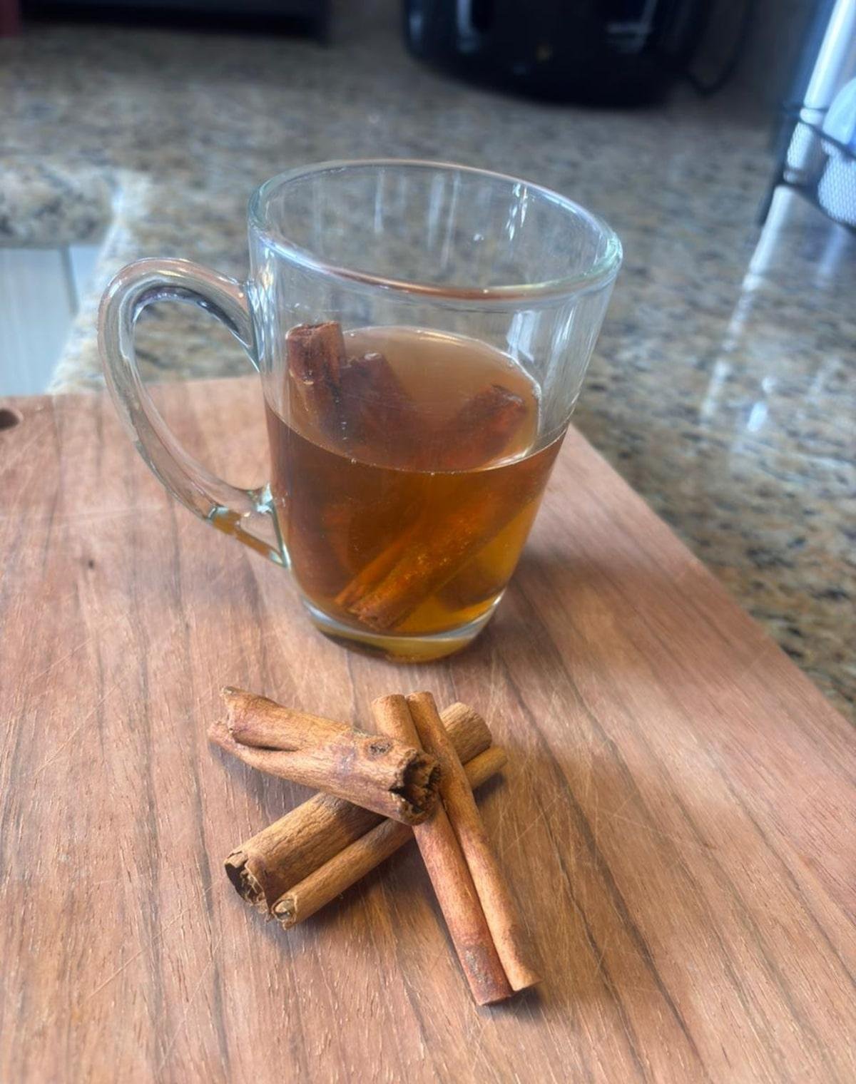 O jeito certo de fazer chá de canela para aproveitar benefícios