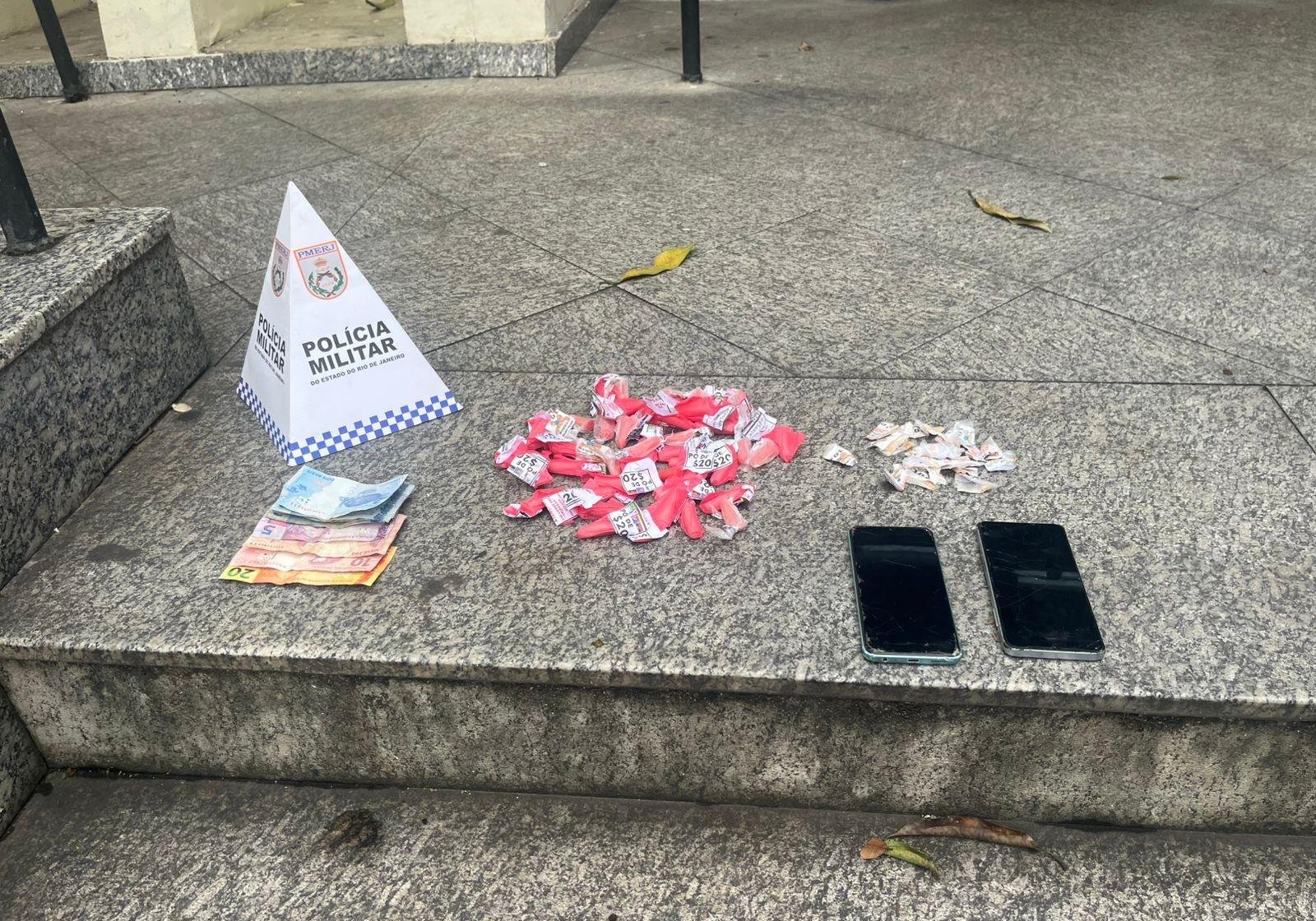 Homem é preso e menor apreendido por suspeita de tráfico de drogas em Resende | G1