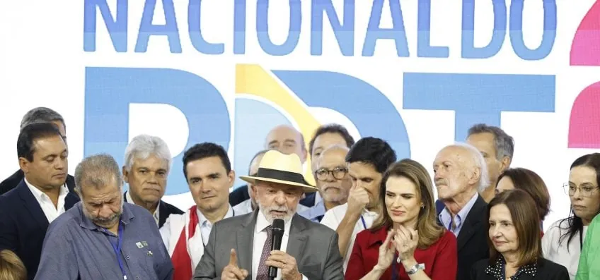 Sem citar nomes, Lula volta a insinuar que Flávio é traidor do Brasil