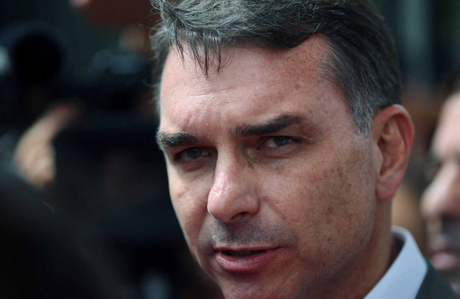 Flávio Bolsonaro diz que postura do governo Lula sobre ataques ao Irã é 'inaceitável'; Gleisi rebate e diz que senador 'não aprendeu nada' | G1