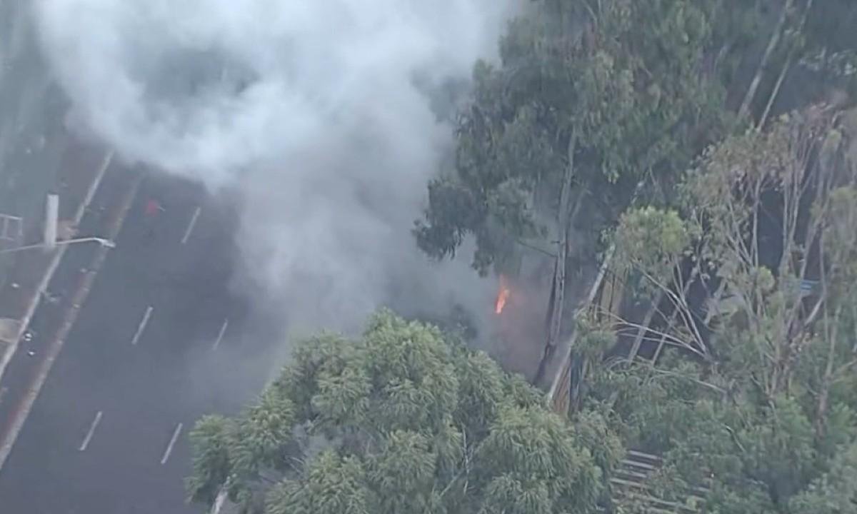 Incêndio em ônibus provoca desvios em trecho da Avenida Rebouças
