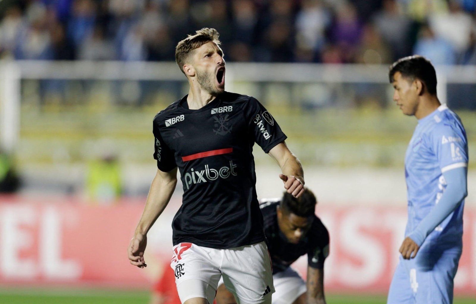 Flamengo libera lateral Viña para acerto com o River Plate por empréstimo