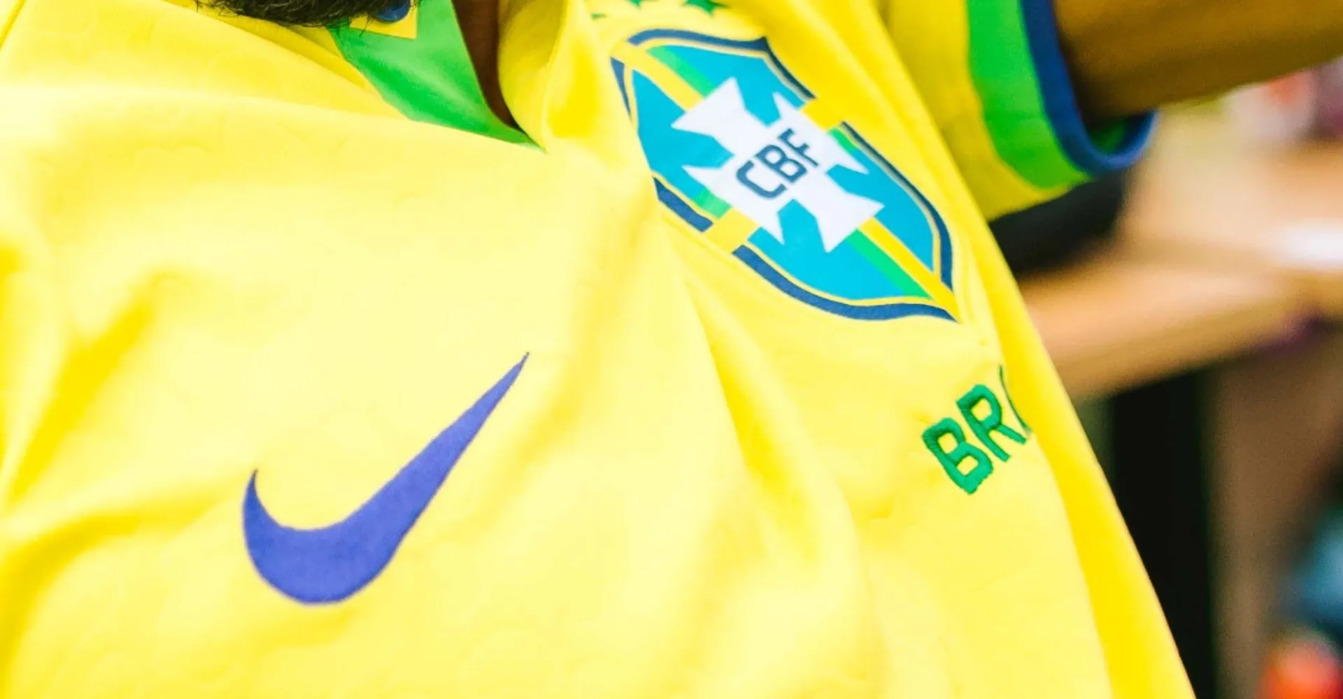 Mercado denunciado por obrigar funcionários a usar camisa da seleção recusou acordo e evitar interferências no período eleitoral
