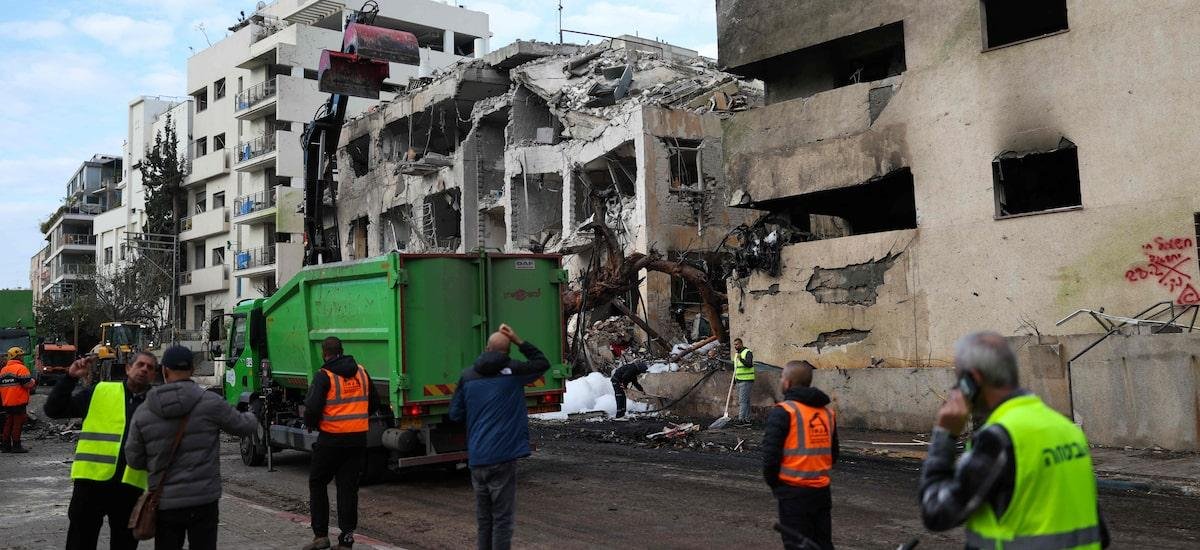 Israel lança novos ataques e Irã retalia morte de líder supremo; veja vídeo