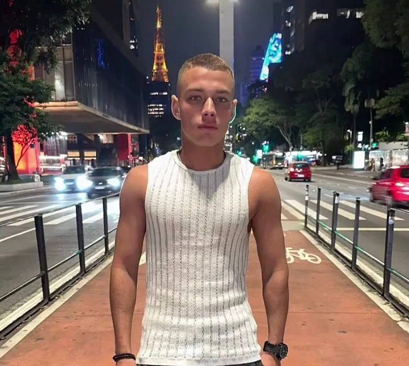 Irmão de adolescentes que assaltaram taxista desiste de carreira militar e vira influenciador digital