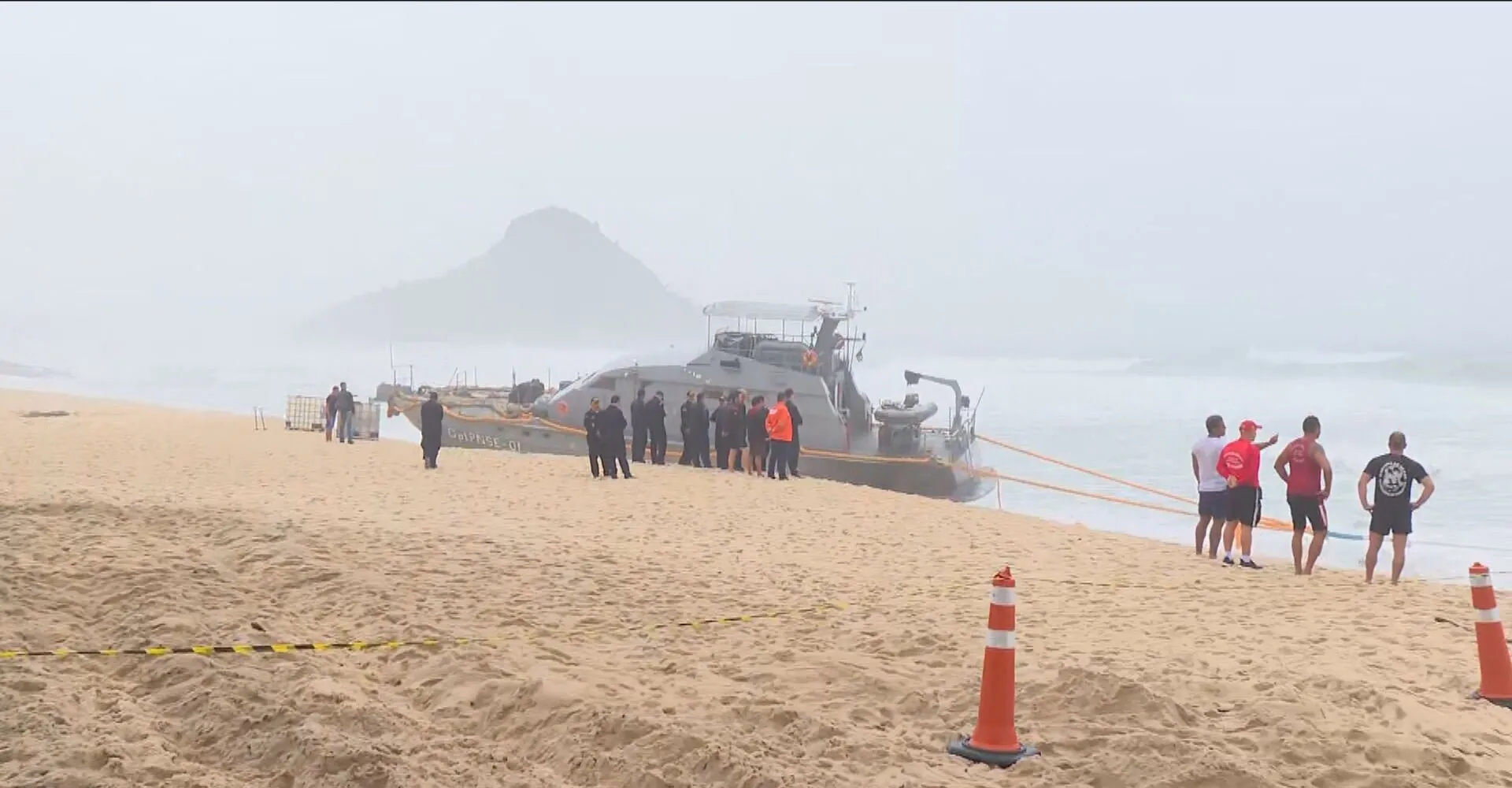 Marinha e bombeiros tentam novamente retirar embarcação encalhada | G1