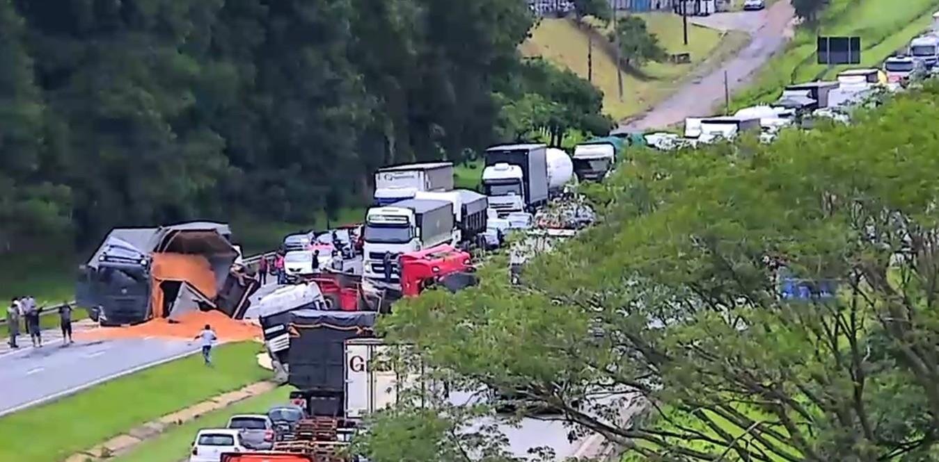 Rodovia Dom Pedro I: Caminhão tomba e interdita pista em Atibaia | G1