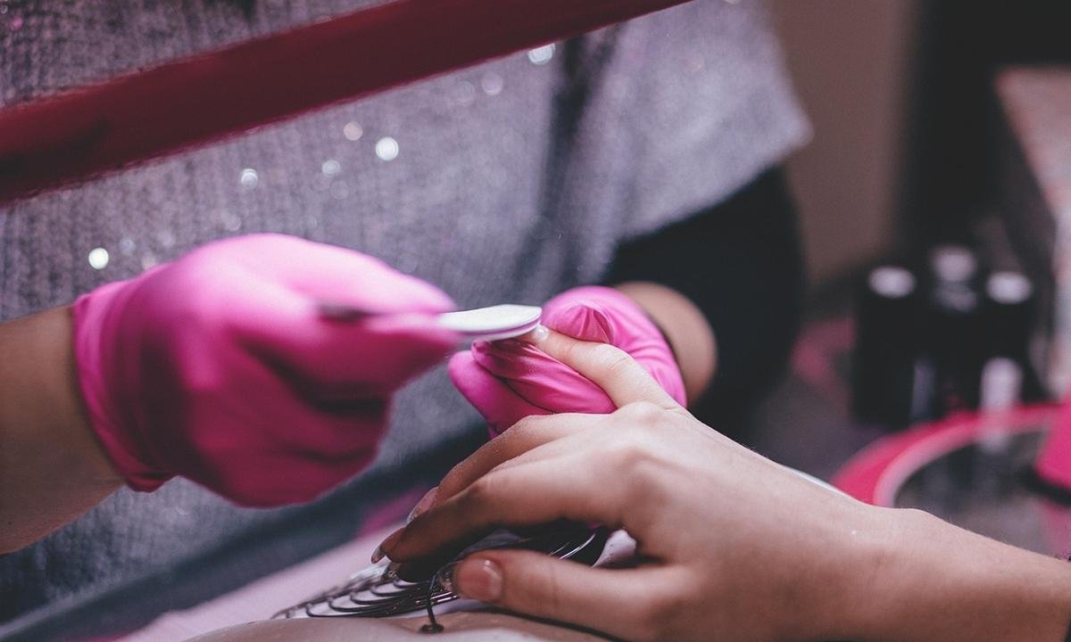 Mulher questiona quem não vai à manicure e respostas viralizam