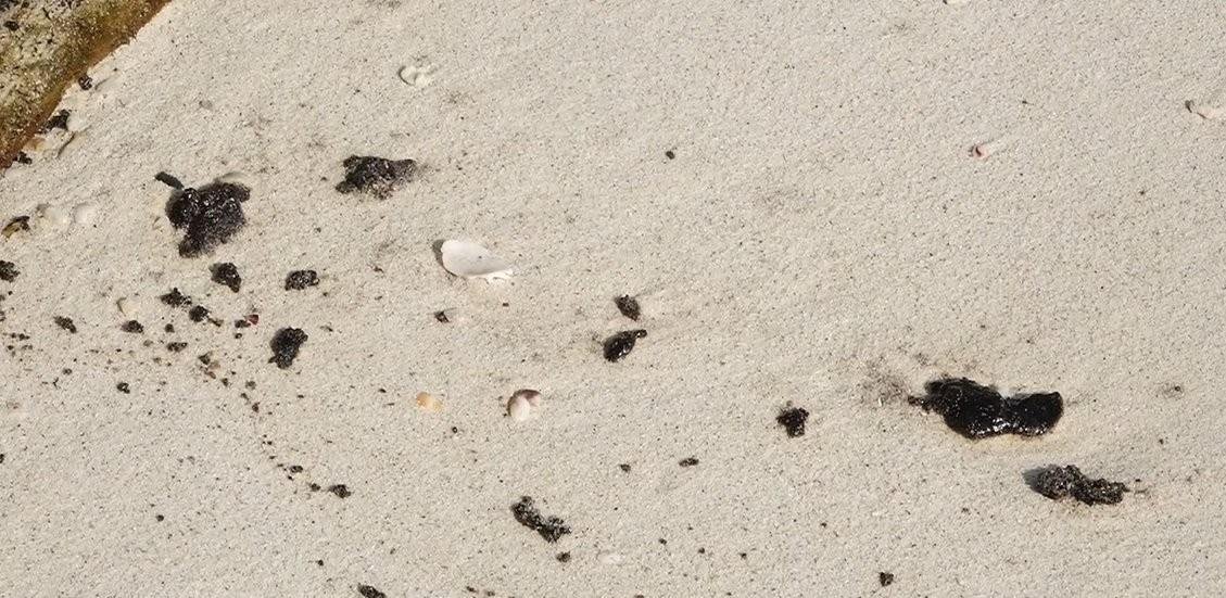 Petróleo vaza de cargueiro e atinge praias em ilhas turísticas na Tailândia