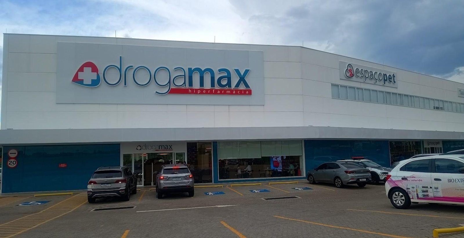 Achei na Drogamax: conceito 'Drugstore' transforma a rede em um centro de soluções | G1