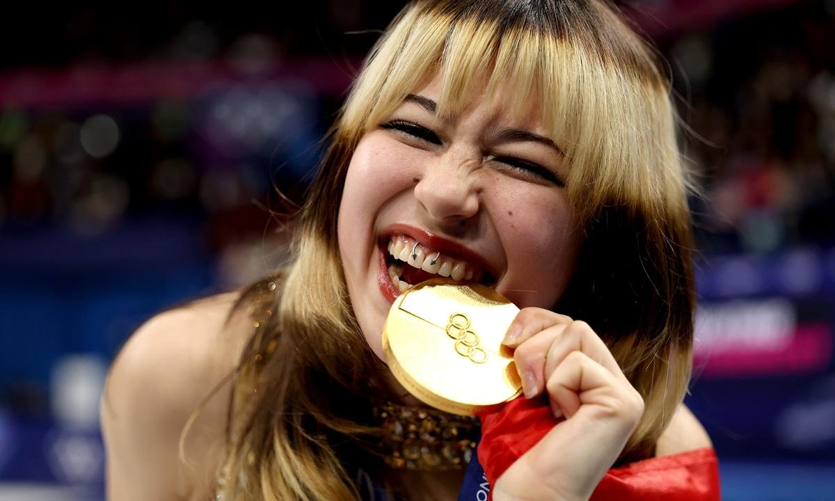 Piercing viral de Alysa Liu preocupa profissionais da saúde