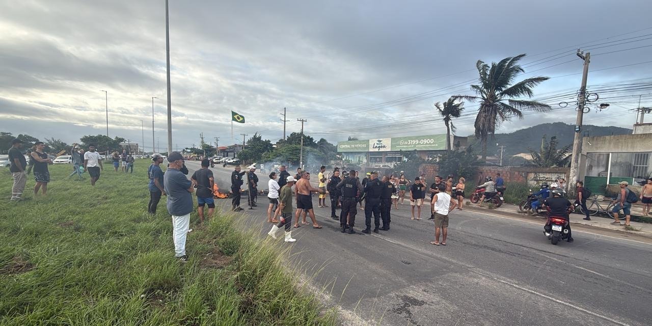 Moradores interditam RJ-140 e queimam pneus em protesto após chuvas RJ | G1