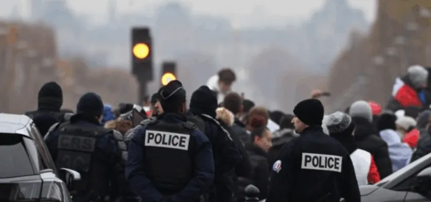 Polícia prende 416 pessoas após tumultos em festa do título do PSG