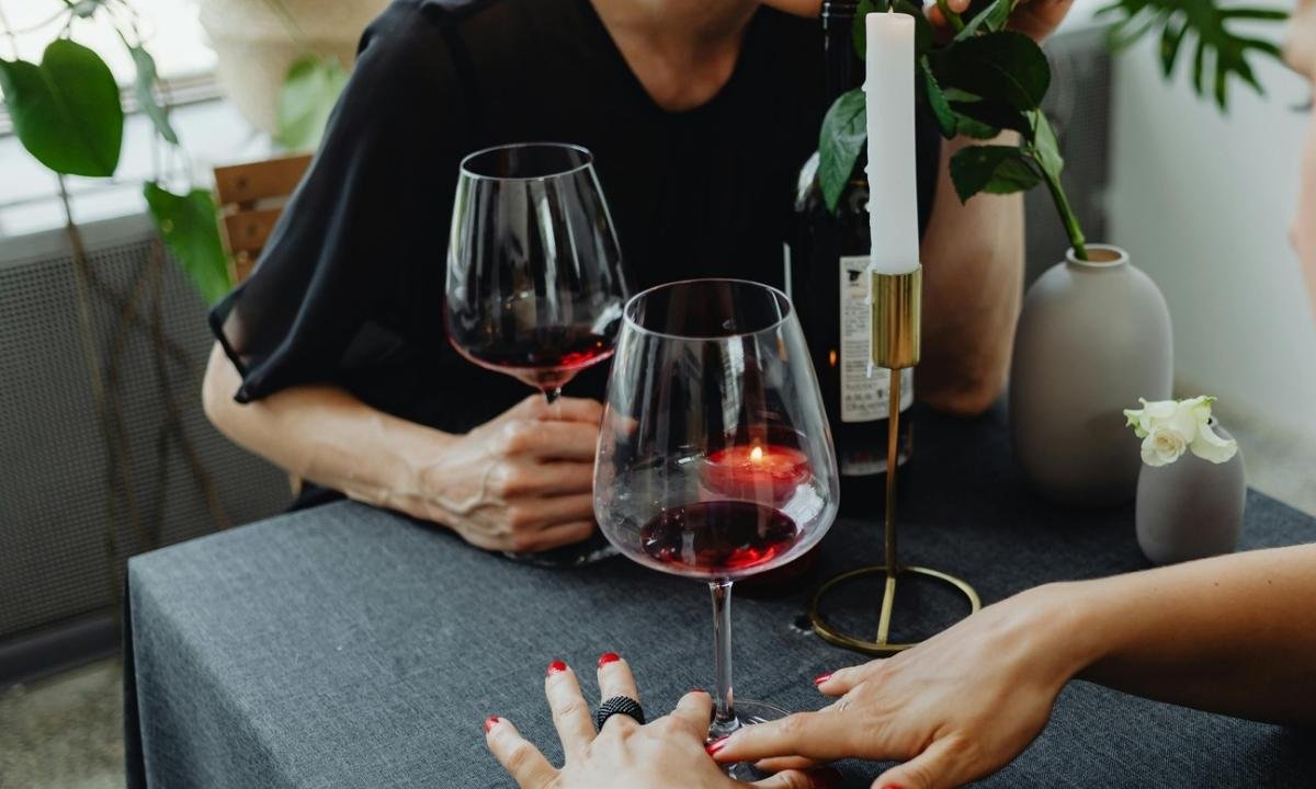 Uma taça de vinho pode aumentar a gordura corporal? A ciência responde