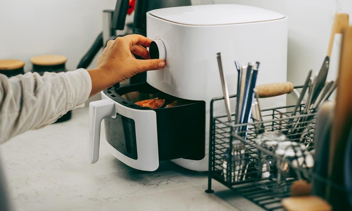 Air fryer pode ser aliada da saúde, mas uso requer cuidados