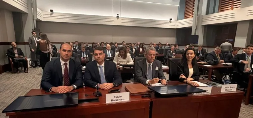 Flávio Bolsonaro diz cumprir papel de Lula nos EUA
