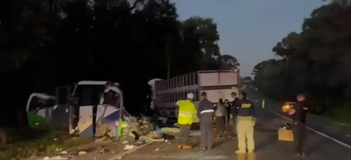 Duas crianças estão entre os mortos do acidente entre ônibus e carreta no PR