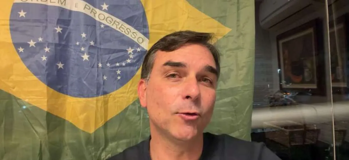 Flávio diz que ato de Moraes é 'desculpinha' para tirar pai da domiciliar e interferir nas eleições