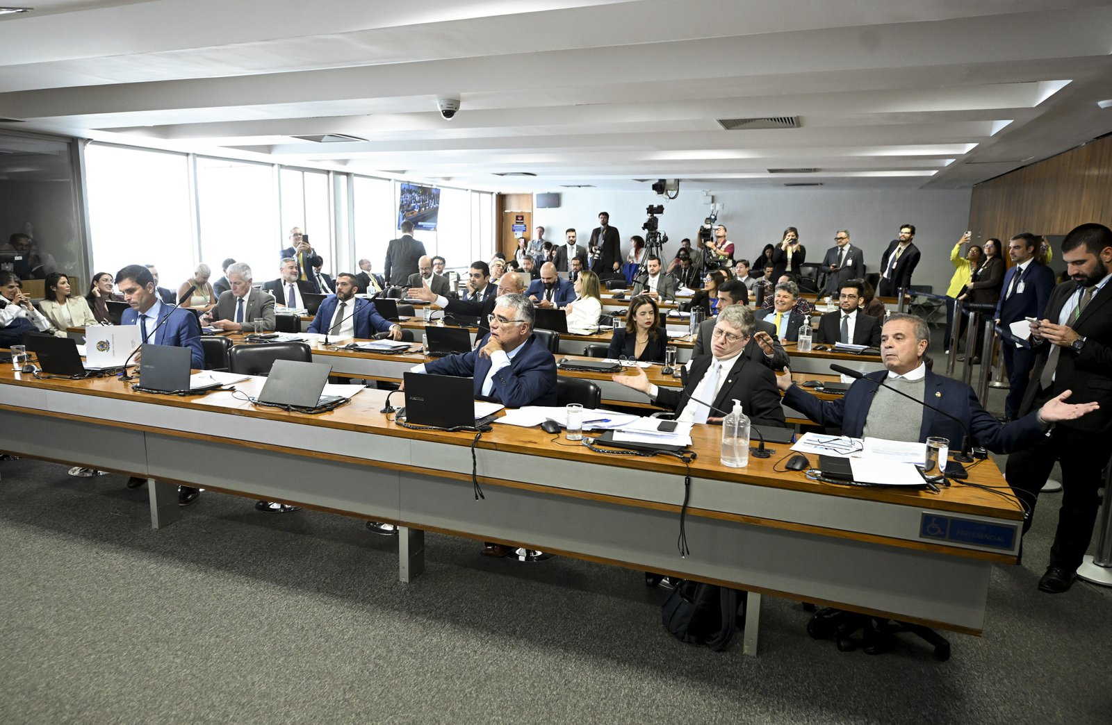 Petistas usam foto de CPI do INSS para dizer que tinham maioria em votação sobre filho de Lula; Viana contesta